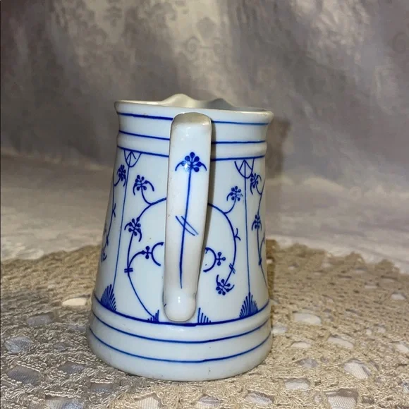 Vintage porcelain Blue and White Creamer jug. - Picture 4 of 5